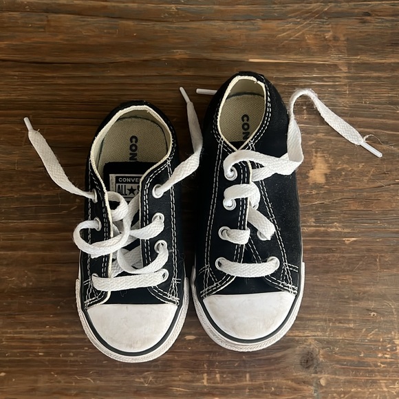 Converse black low top sneaker size 7 toddler - Picture 3 of 5